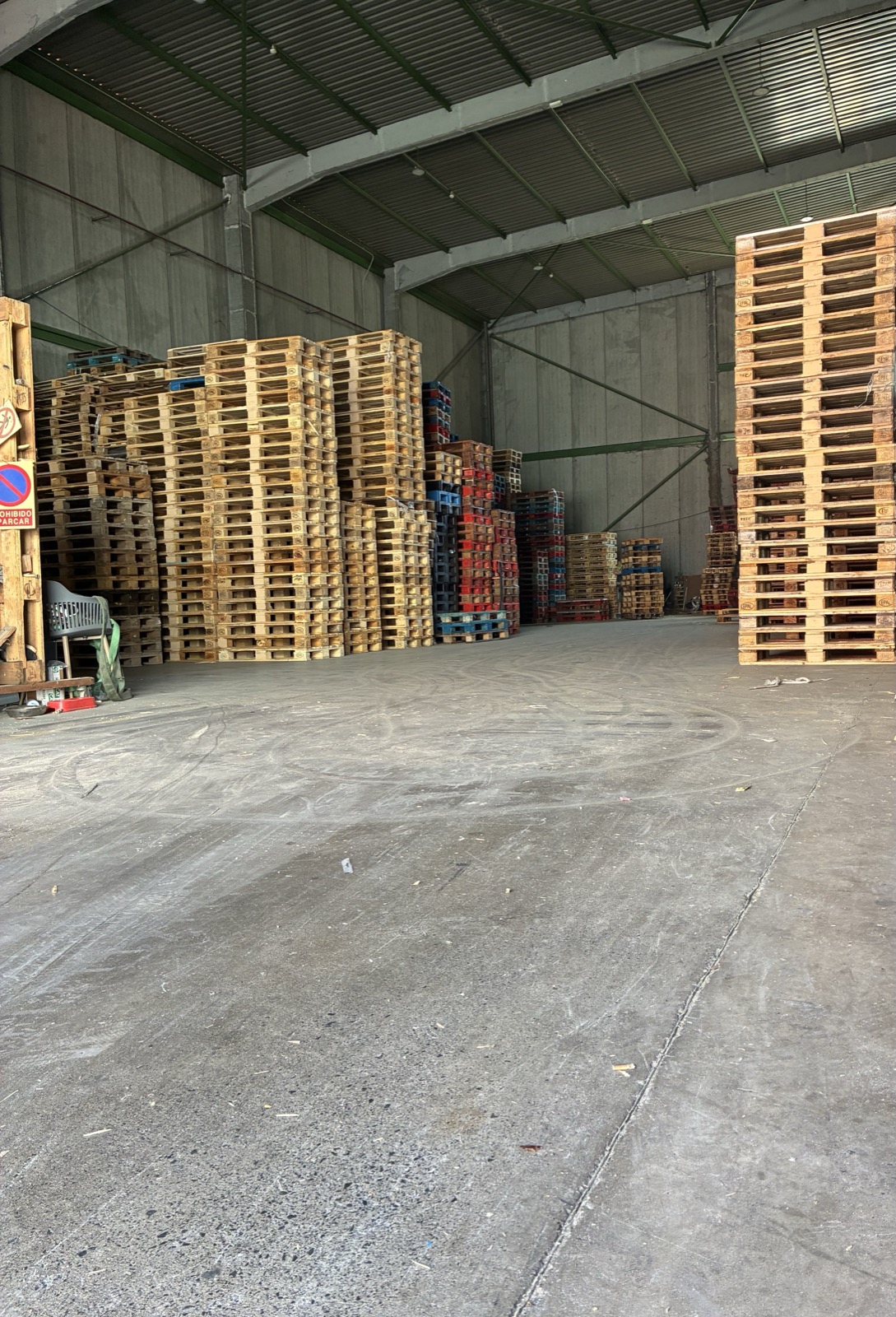 Almacén de Sudiscan SL con palets EUR y americanos organizados